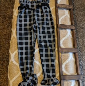 Nwot Pretty Little Things ruffle pants